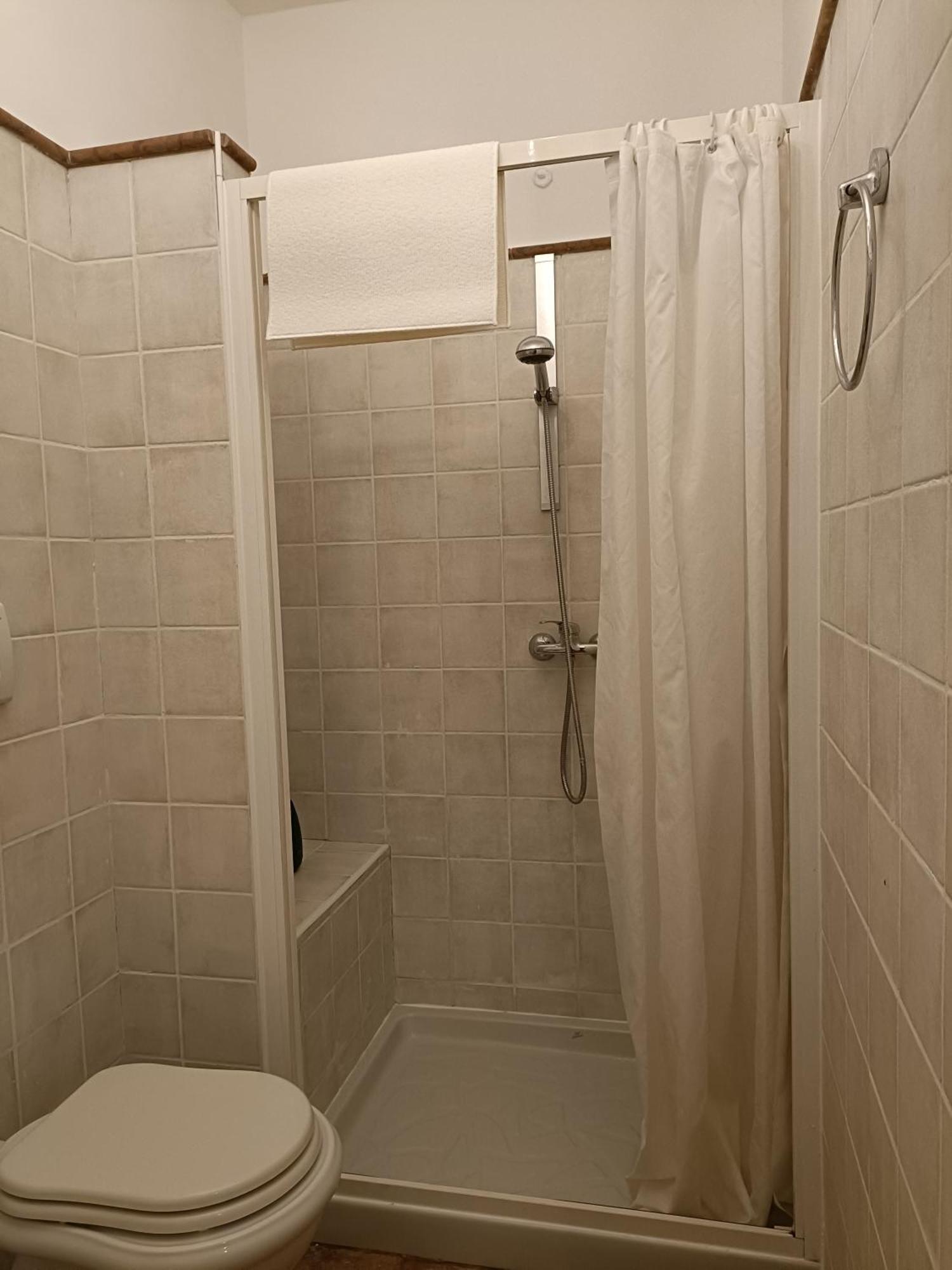 Garden Apartment Lesa Bagian luar foto