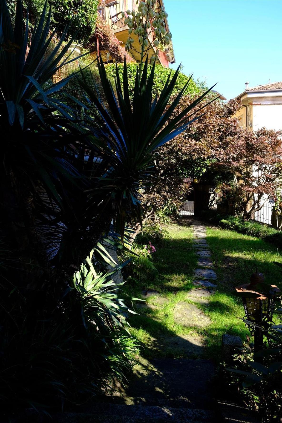 Garden Apartment Lesa Bagian luar foto